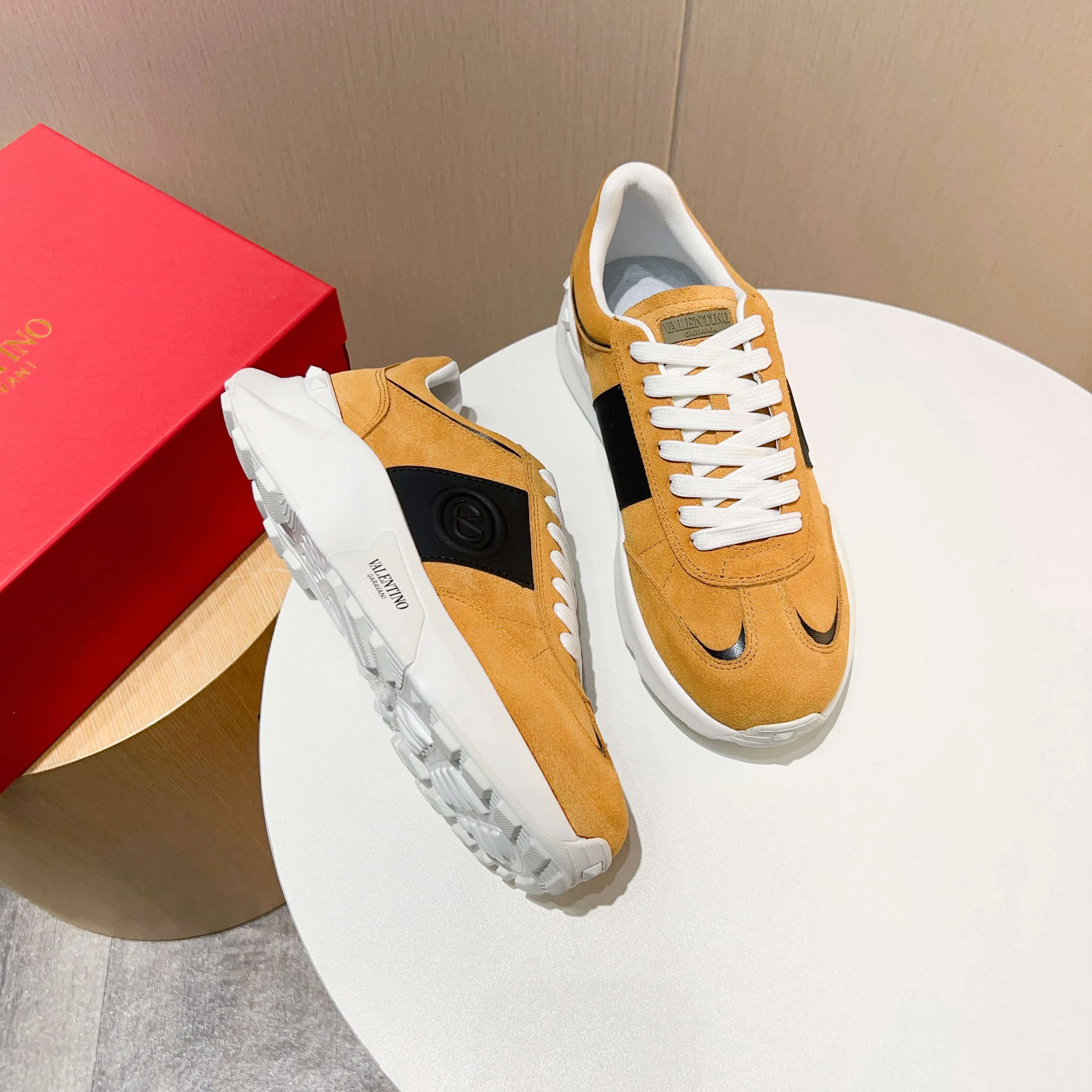Ex-factory price: 520💰𝙑𝙖𝙡𝙚𝙣𝙩𝙞𝙣𝙤/Valentino𝙑𝙏 The latest official website main model in early autumn Classic continuation💯Making goods all year round🎁Wannian classic series sports and casual shoes💥, a must-have trendy item all year round🏆Many stars and Internet celebrities have performed it🔥 The original version is developed one to one, perfect last shape, VT iconic logo, logo printing on tongue and upper, original full set of packaging, full oil edge on the upper, T men's men's shoes💰u ultra-light combination outsole Comfortable on the feet, not squeezing the feet, fabric/first layer of cowhide. Lining/cow lining💕 Standard size: 38-44 (45 can be ordered)